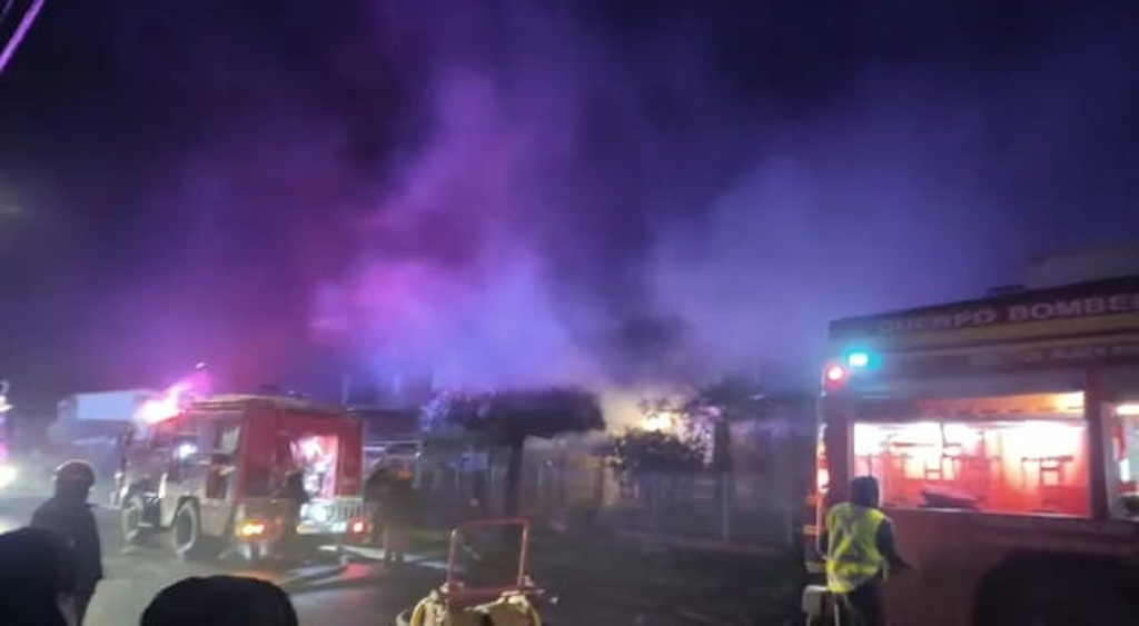 Voraz incendio dejó con pérdida total una vivienda en población 22 de Mayo en Lanco