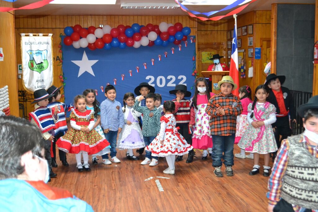 Escuela y Jardín Infantil de Aylín realizaron colorida Muestra Folclórica