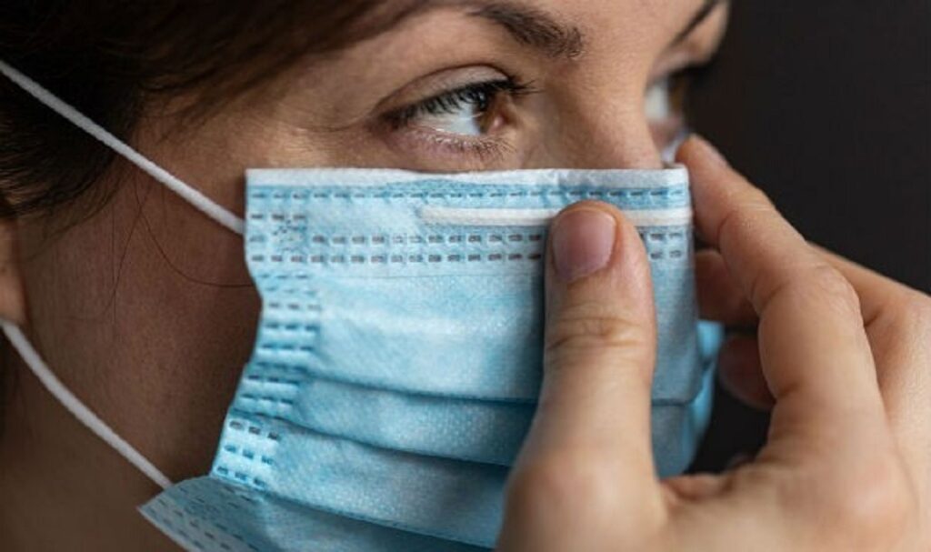 Ante el aumento de casos de enfermedades respiratorias: expertos recomiendan mantener el uso de la mascarilla en lugares cerrados