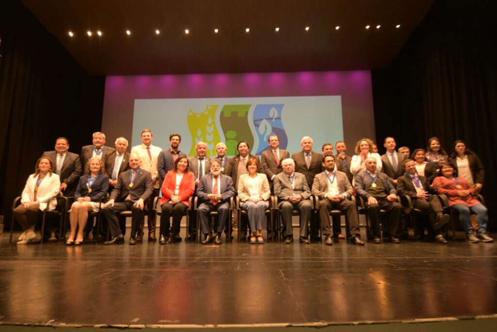 Gobierno Regional de Los Ríos homenajeó a personas e instituciones en su 15° Aniversario regional