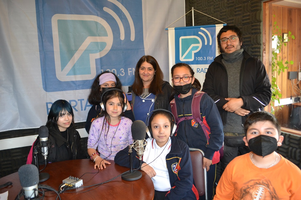 Taller escolar de periodismo de Lanco visitó los estudios de Portal Radio