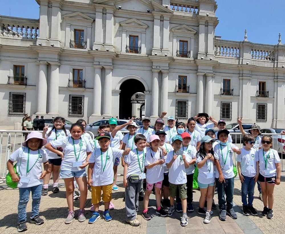 Mediante salida pedagógica, estudiantes de la escuela de Aylín recorrieron Santiago