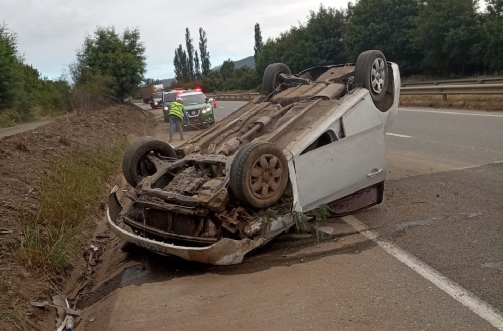 Dos lesionados dejó volcamiento de automóvil en la Ruta 5, en las cercanías de Lanco