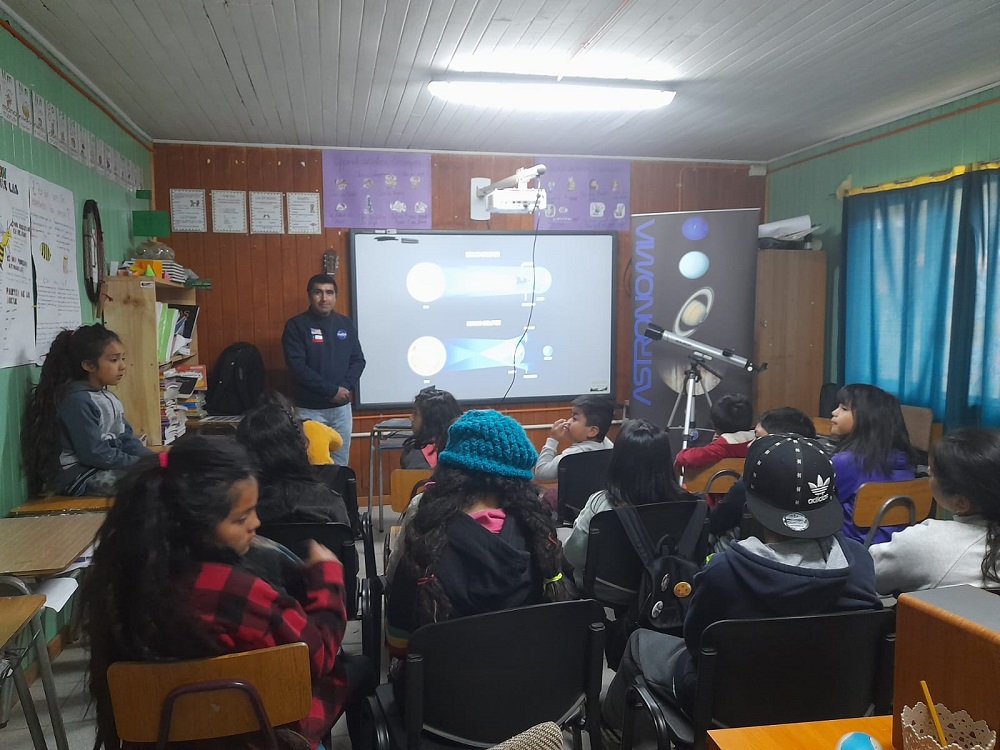 Fernando Bueno, aficionado a la Astronomía ofreció una jornada didáctica a estudiantes de la escuela Rucaklen