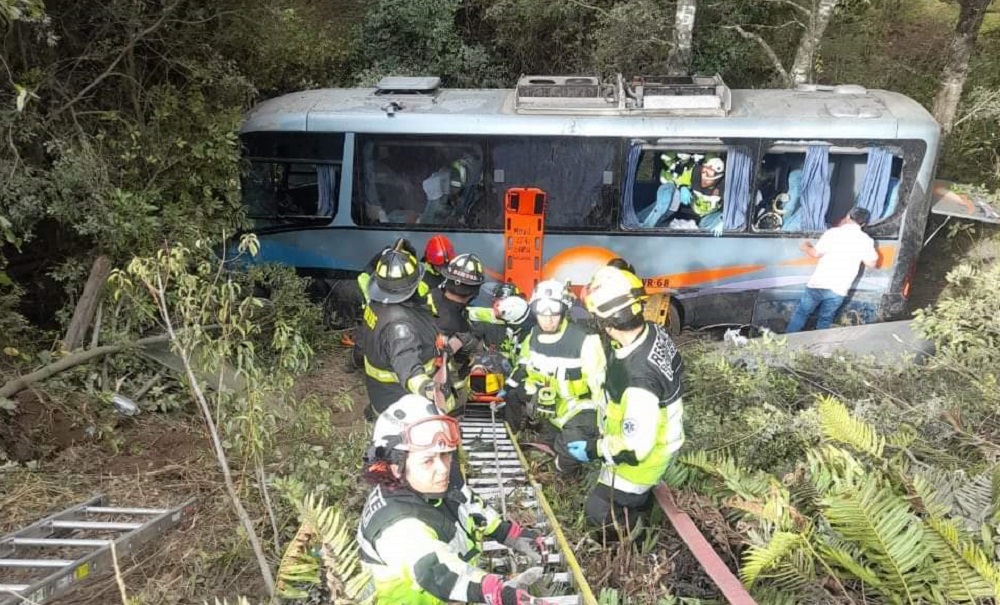 Se investiga volcamiento de bus en el límite de las comunas de Loncoche y Panguipulli