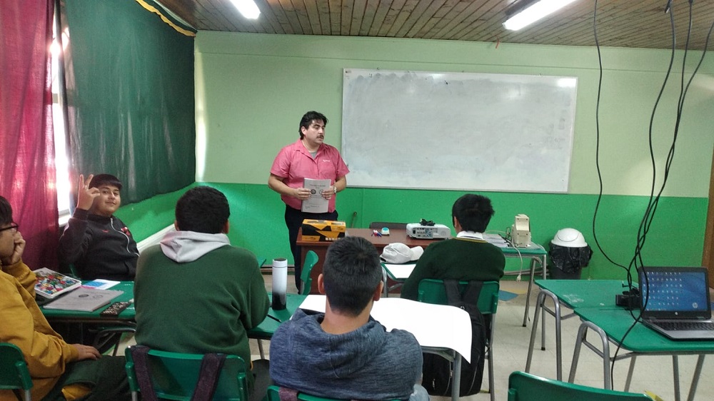 Estudiantes de Mecánica del liceo Rep. del Brasil reciben inducción previo al inicio de su Formación Dual