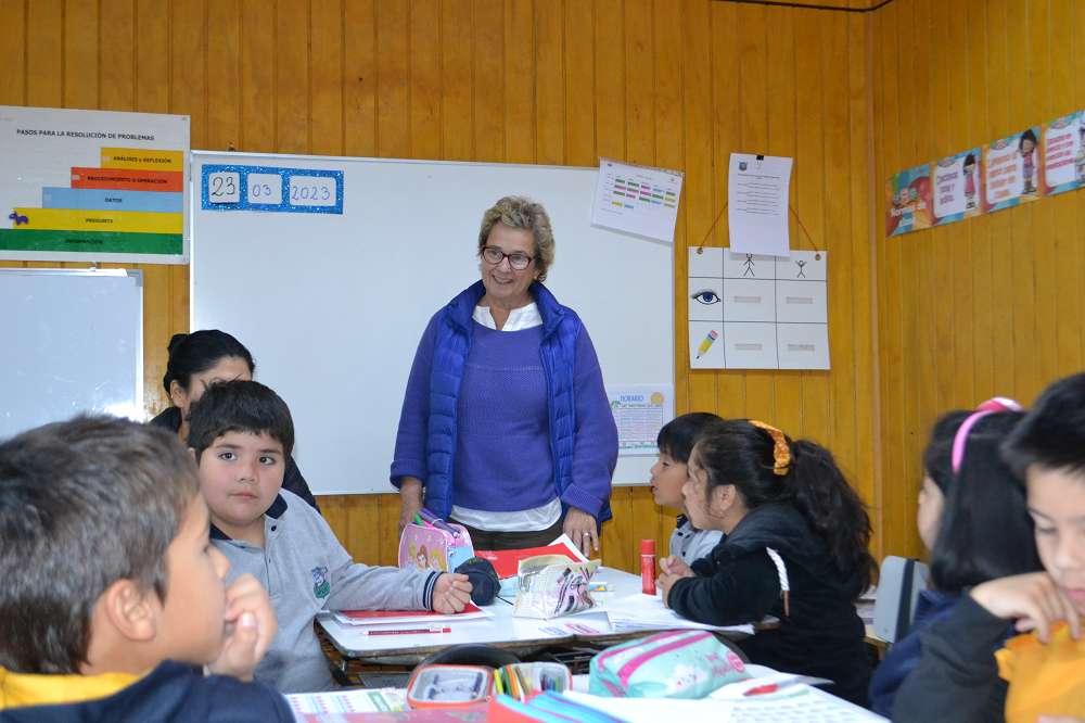 Representante de la Fundación Botín de España visitó colegios de la comuna de Lanco