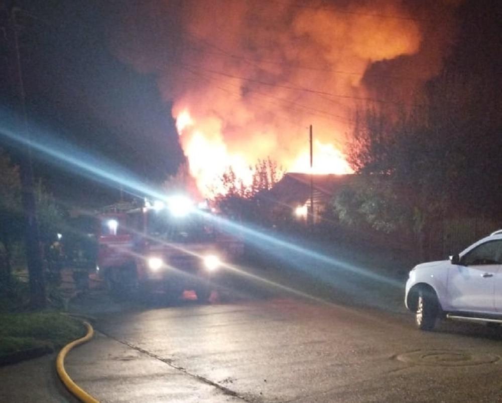 Una persona fallecida deja voraz incendio en la ciudad de Lanco