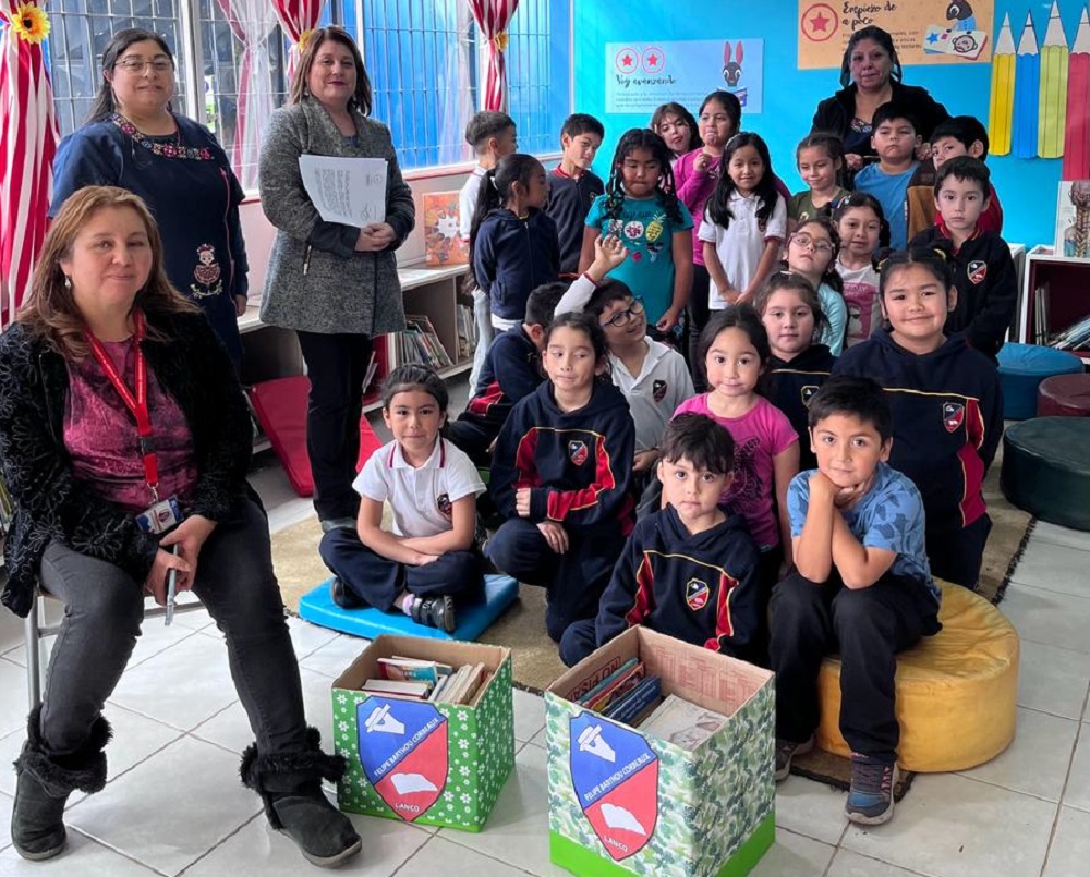 Escuela Felipe Barthou donó libros a la escuela Nueva Collilelfu de Los Lagos