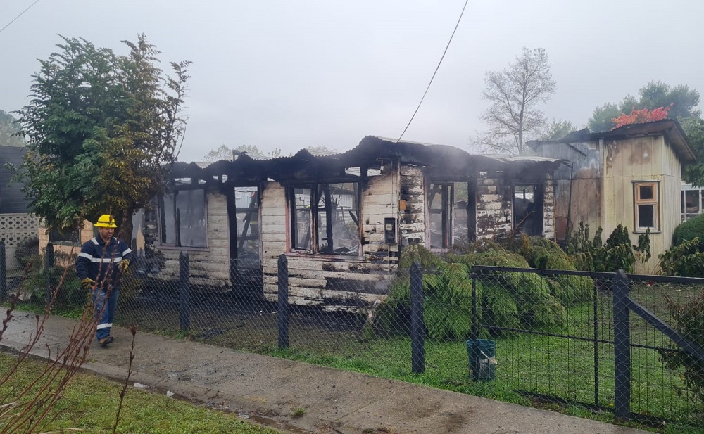 Casa habitación en Melefquén resultó consumida por voraz incendio