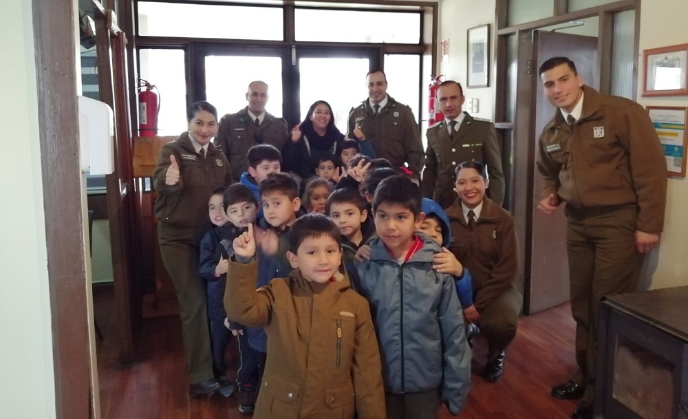 Estudiantes de Kínder de la escuela Felipe Barthou saludaron a Carabineros de Lanco en su Día