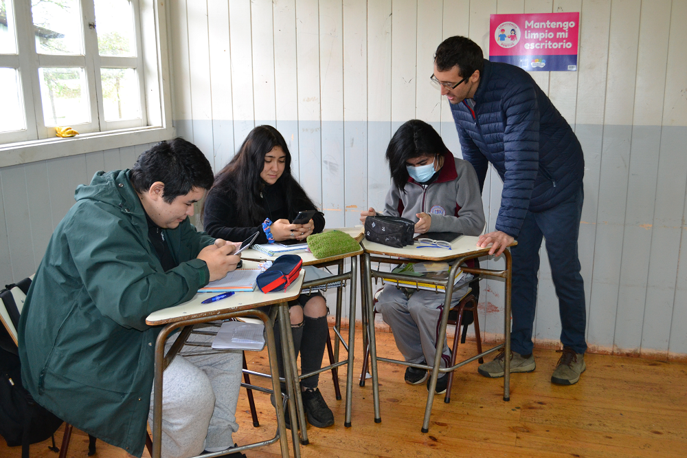 Estudiantes del liceo Particular Padre Alcuino responden encuesta MueveTP de Fundación Luksic