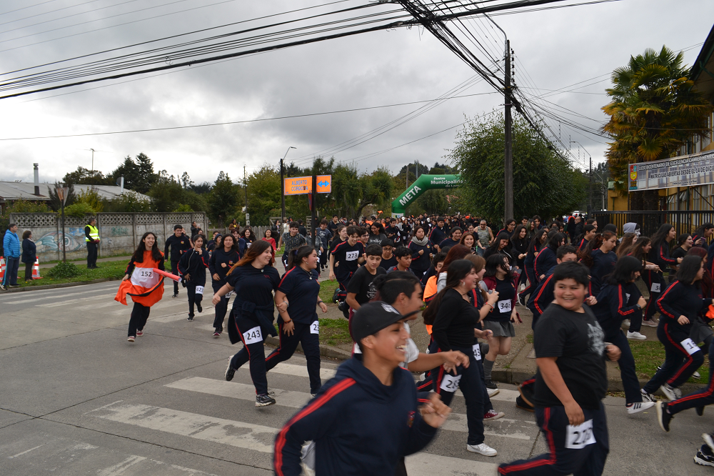 Todo un éxito la 9° Corrida Estudiantil del liceo Bicentenario Camilo Henríquez