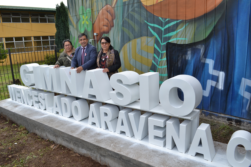 Gimnasio del liceo Bicentenario de Lanco lleva el nombre de «Wenceslado Aravena Cortés»