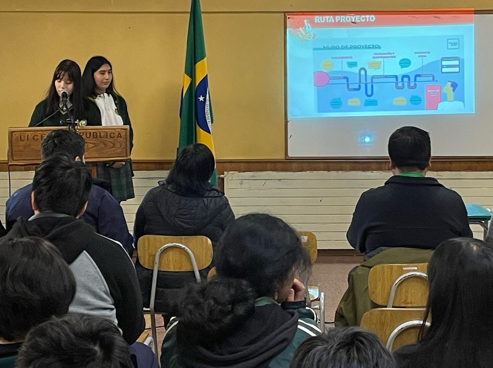 Estudiantes de Conectividad del Liceo Rep. del Brasil lanzan importante ABP en su liceo