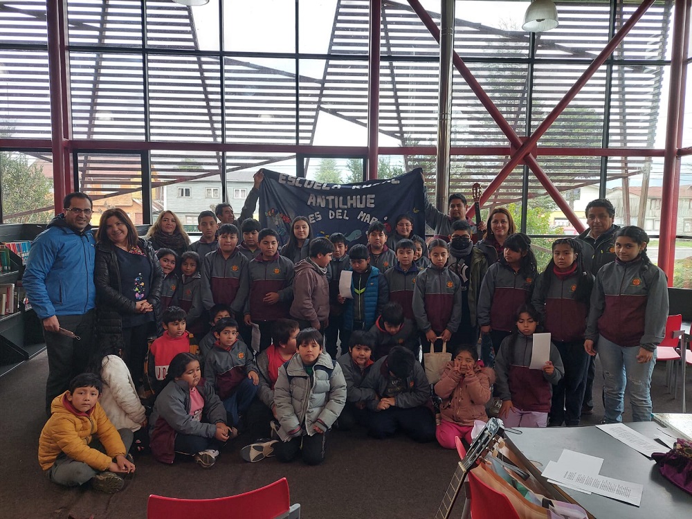 En salida pedagógica, estudiantes de la escuela rural de Antilhue visitaron la Biblioteca «Edith Burgos Vargas»