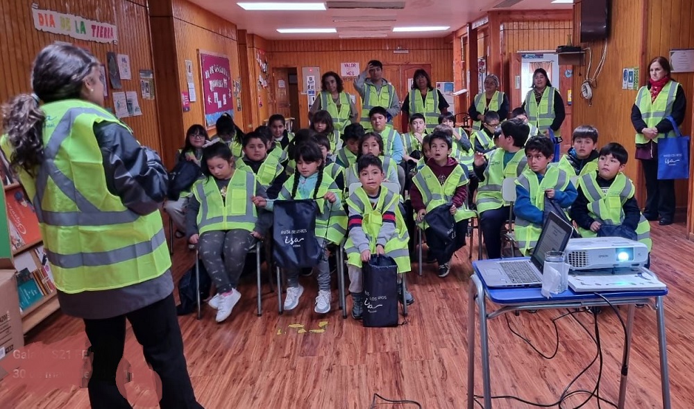 Escuela Rural de Aylín recibió charla sobre seguridad vial, impartida por la concesionaria Ruta de Los Ríos