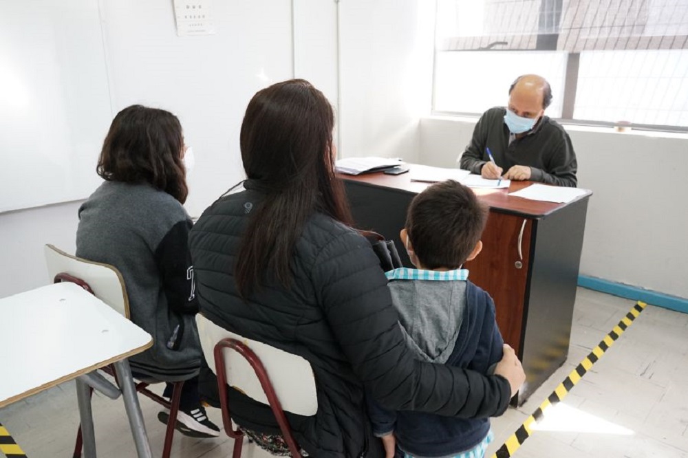 Profesionales de la salud se encuentran realizando Evaluación Médica a estudiante PIE de la comuna de Lanco