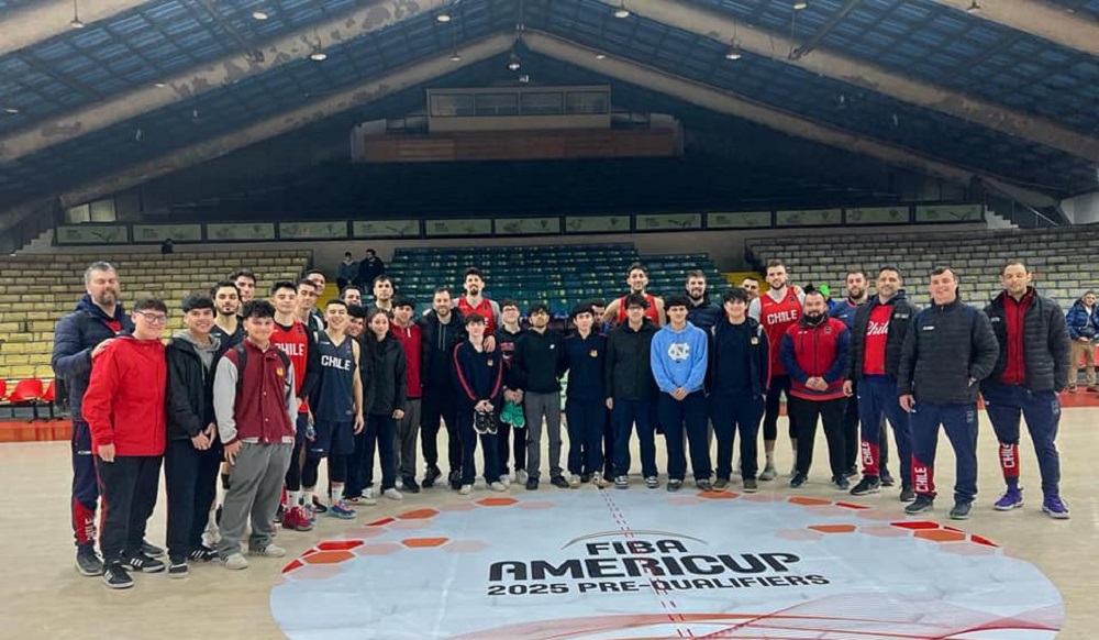 Jóvenes deportistas del liceo Bicentenario Camilo Henríquez, compartieron con la Selección Nacional de Básquetbol