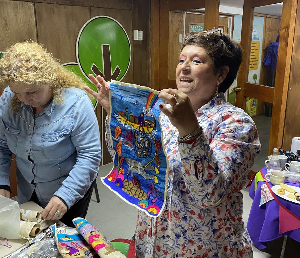 Bordadoras de Miramar itineran con sus textiles y talleres de lanigrafía por bibliotecas públicas de Los Ríos