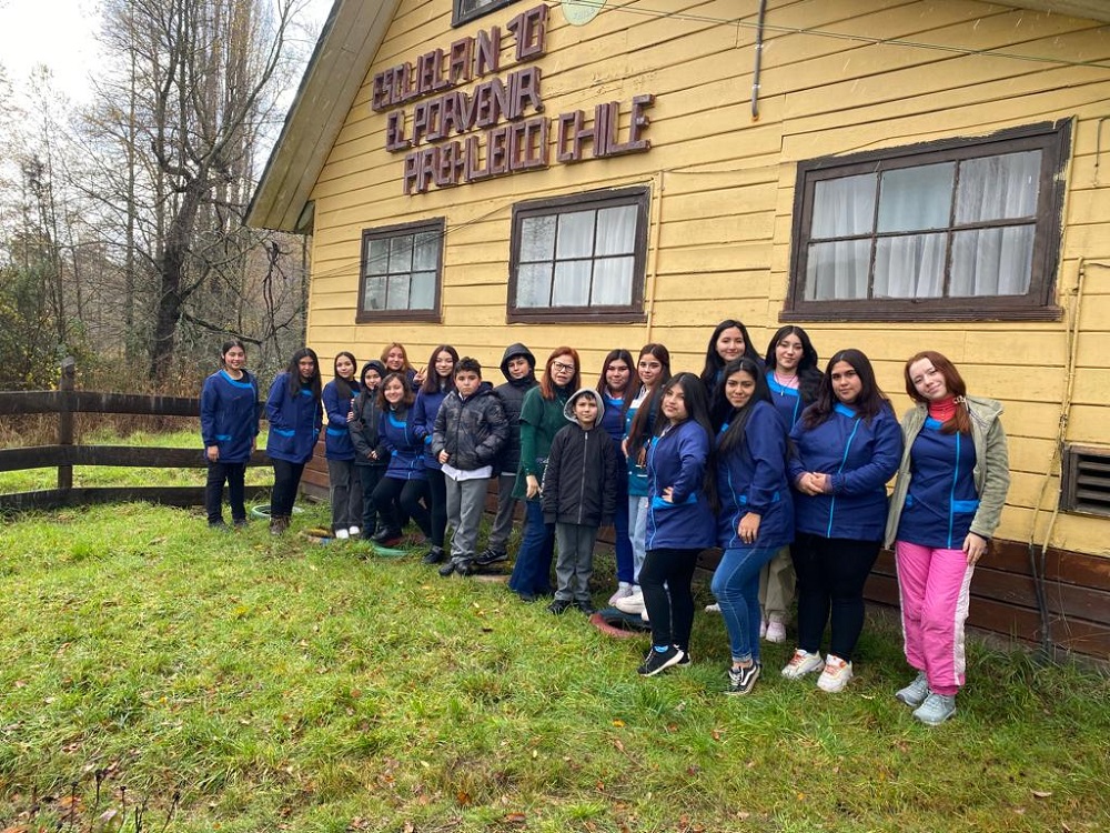 Estudiantes de Atención de Párvulos del Liceo Padre Alcuino visitaron la escuela Porvenir de Pirehueico