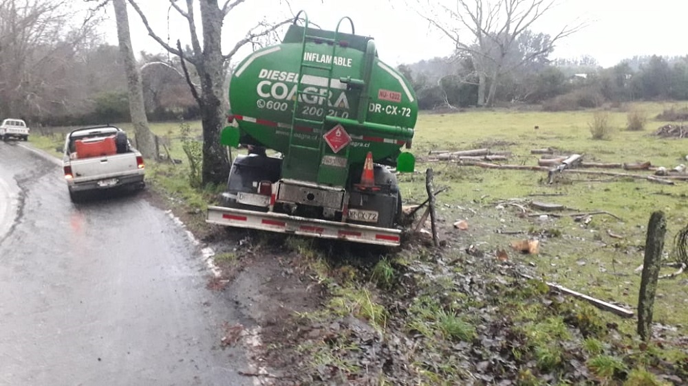 Camión con 15 mil litros de combustible se salió de la pista de circulación en la cercanías a Malalhue