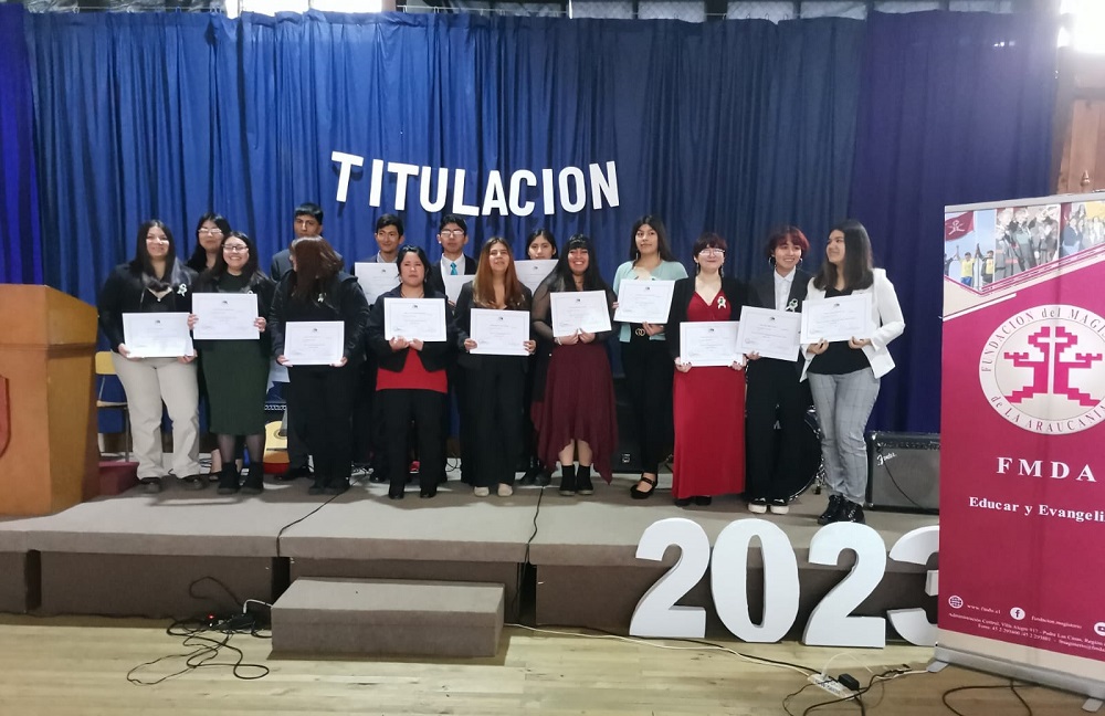 Liceo Particular Padre Alcuino tituló a 19 estudiantes de la promoción 2022