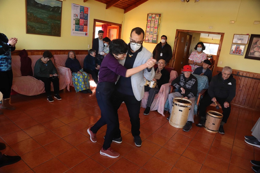 Adultos Mayores de ELEAM de Mariquina mejoran su calidad de vida gracias a musicoterapia