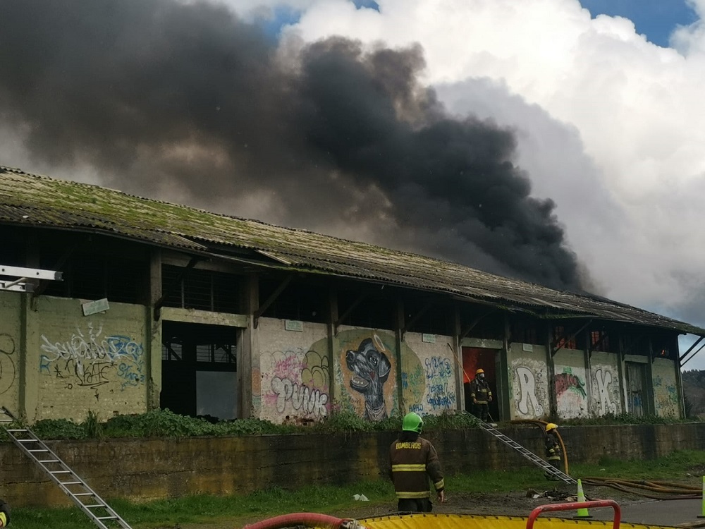 Intenso trabajo de Bomberos de Lanco ante incendio en ex bodega de ferrocarriles