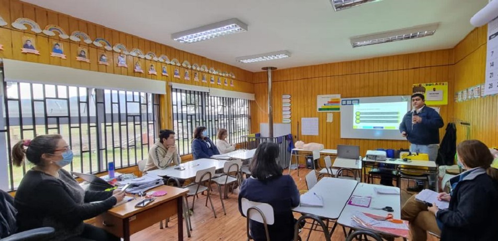 Funcionarios de la escuela rural de Aylin se capacitan en primeros auxilios