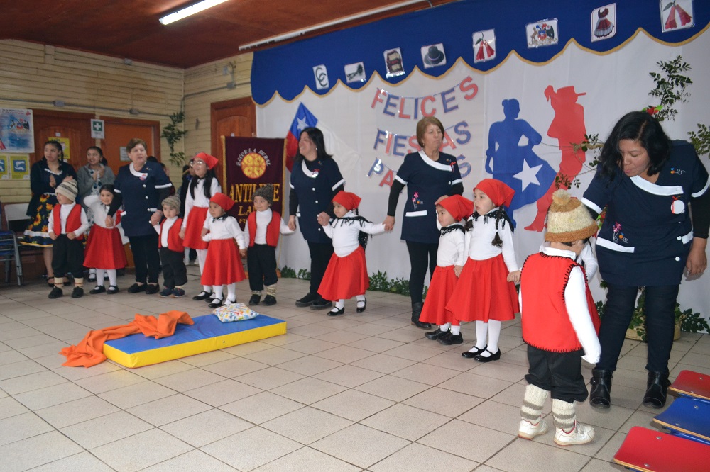 Escuela rural de Antilhue y jardín We-Liwen realizaron acto de celebración de Fiestas Patrias