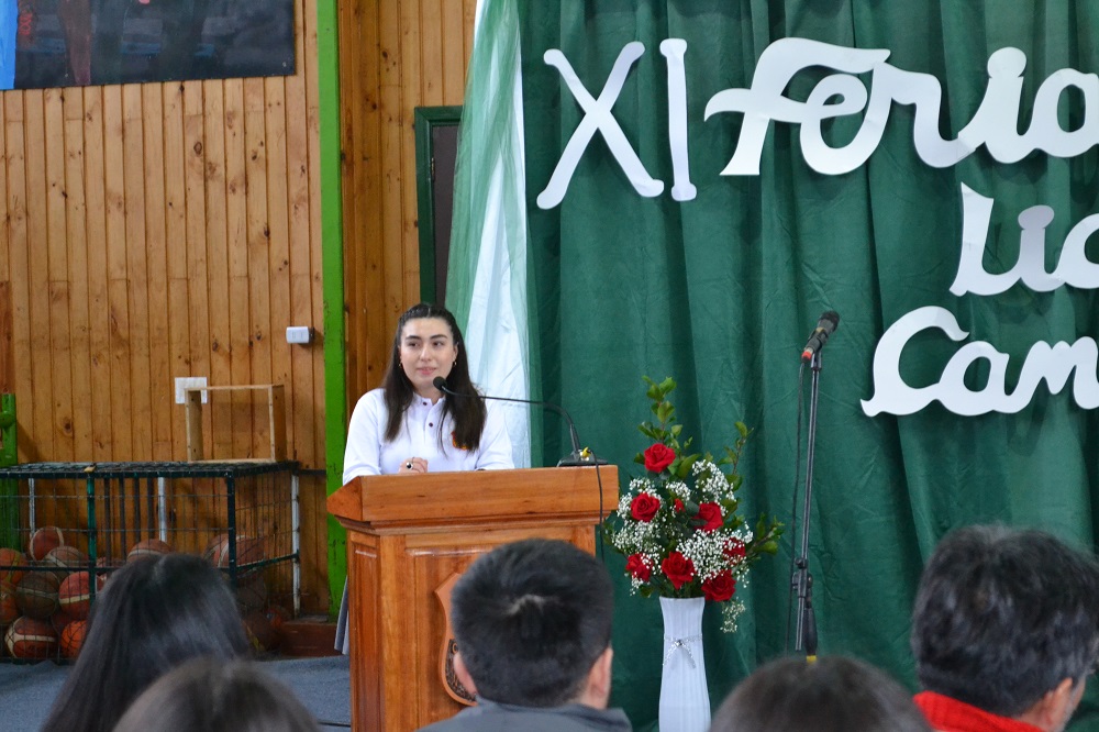 Estudiante del liceo Bicentenario Camilo Henríquez destacó como maestra de ceremonia en acto de la Feria de Educación