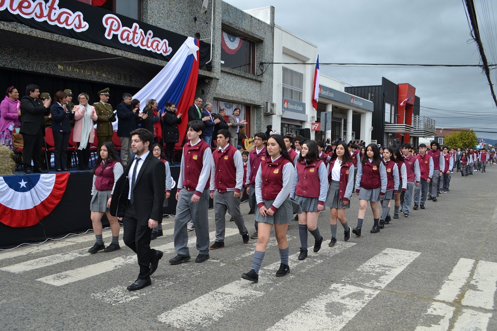 Colegios de Lanco y sectores rurales lucieron  en desfile de Fiestas Patrias