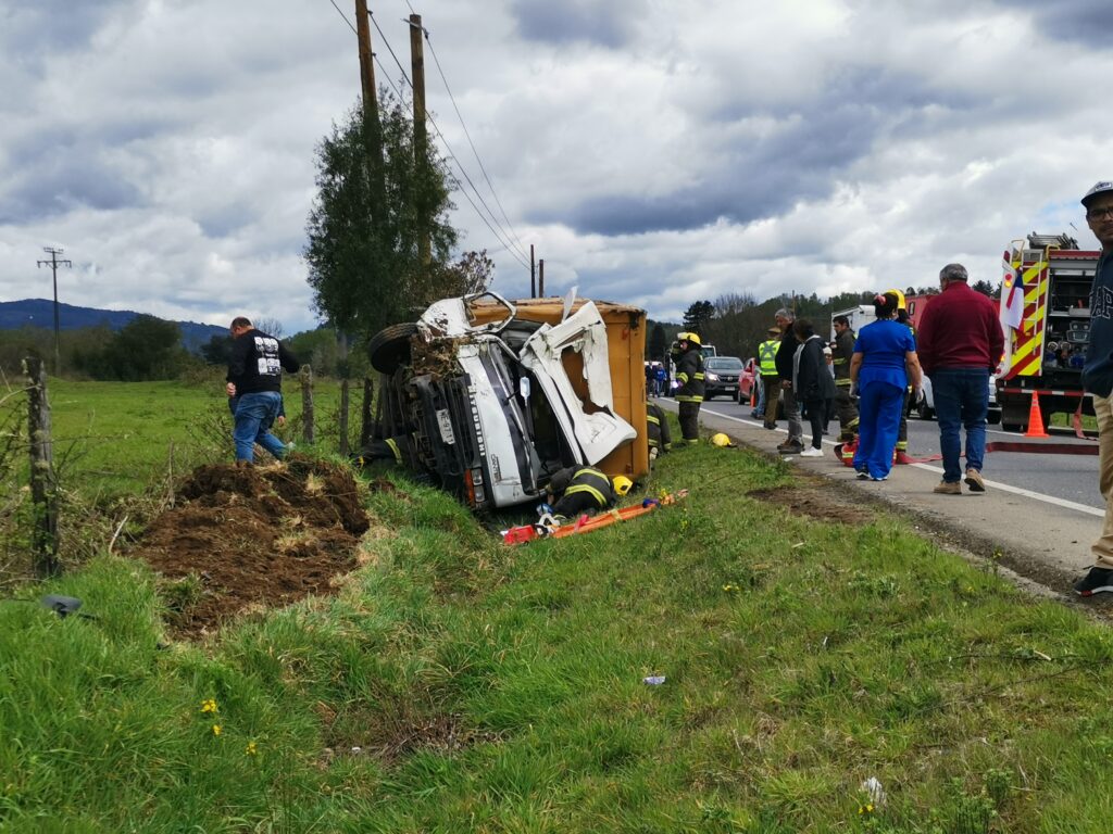 Volcamiento deja dos personas lesionadas en la ruta Malalhue Lanco