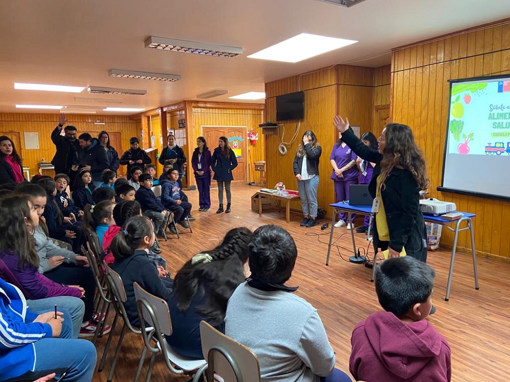 Profesionales del programa regional Elige Vivir Sano compartieron con la comunidad escolar de Aylín