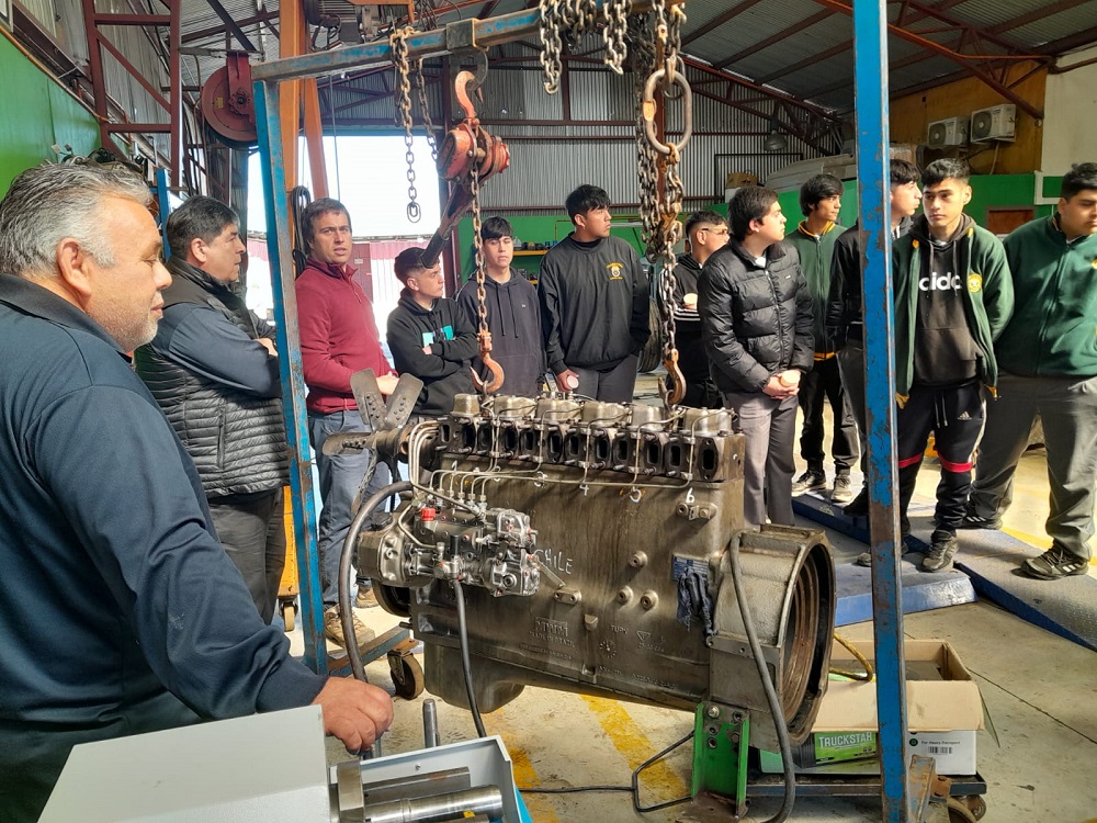 Estudiantes de Mecánica del Liceo Rep. del Brasil realizaron visita pedagógica a la empresa Cran Chile