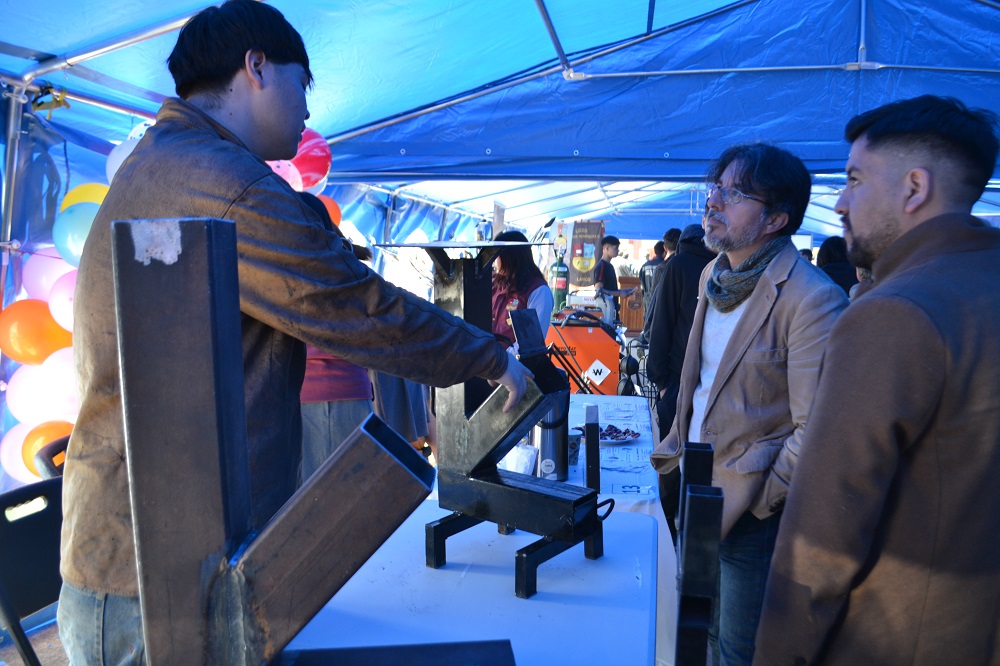 En la plaza de Lanco se realizó la Feria Jóvenes Emprendedores del liceo Bicentenario Camilo Henríquez