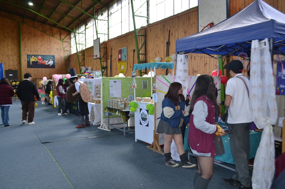 Liceo Bicentenario Camilo Henríquez realizó su 9° Feria de Tecnología y Emprendimiento