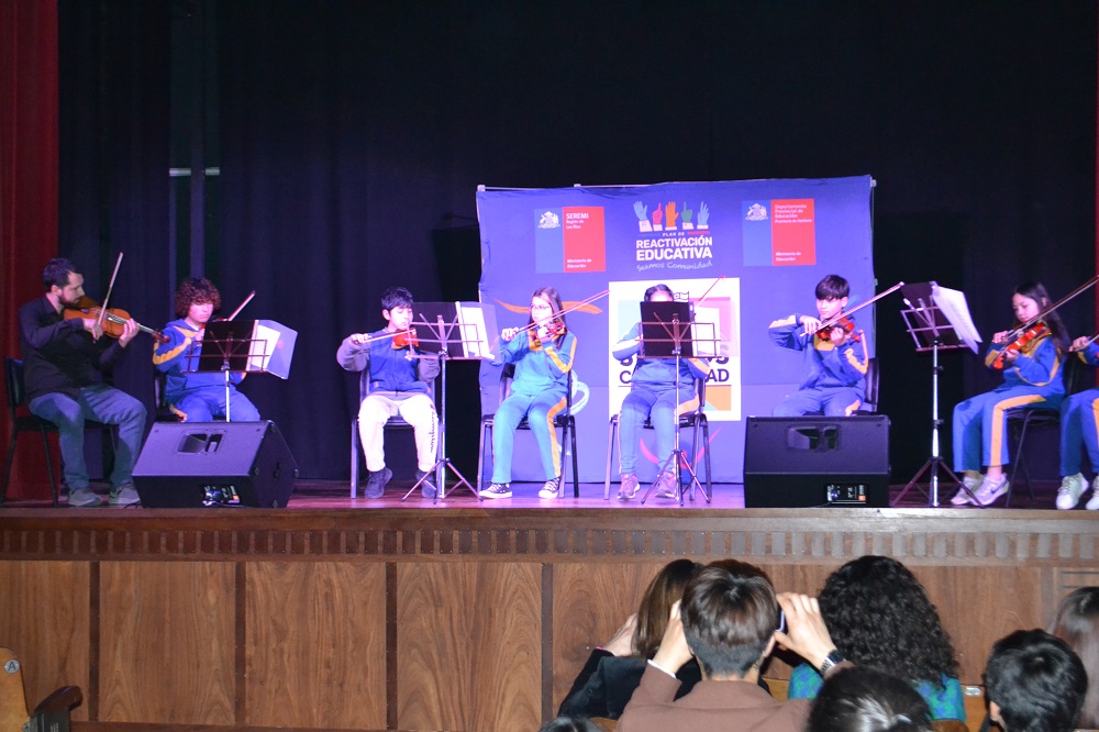 Taller de violines de la escuela Alberto Córdova lució en su primera presentación