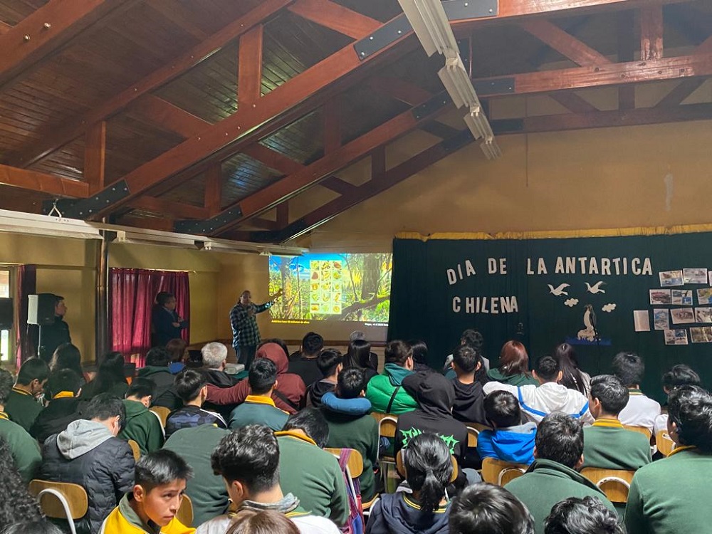 Estudiantes del liceo República del Brasil celebraron el Día de la Antártica Chilena junto a la Seremi de Ciencia