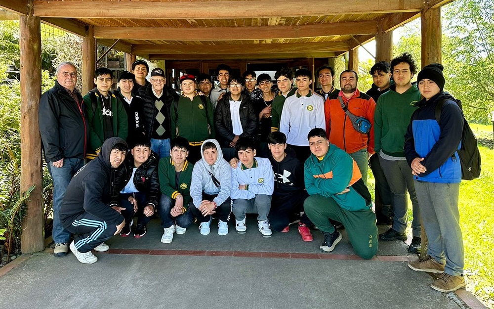 Estudiantes de Mecánica del Liceo República del Brasil exploran en el Museo del Automóvil de Osorno