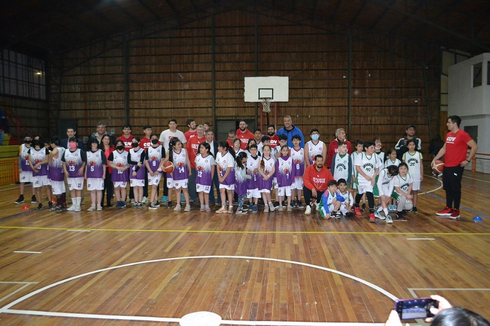 Jugadores del primer equipo de básquetbol del CDV ofrecerán clínica formativa en Malalhue