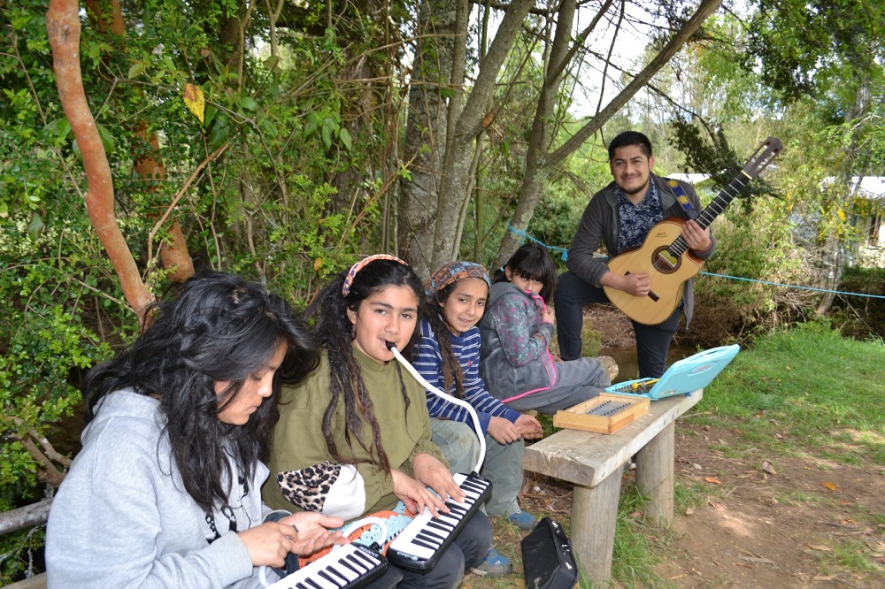 Talleres musicales en la escuela Rucaklen, considerados componentes importante en la formación intercultural