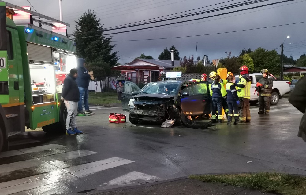 Equipos de emergencia trabajaron en colisión vehícular en la ciudad de Lanco