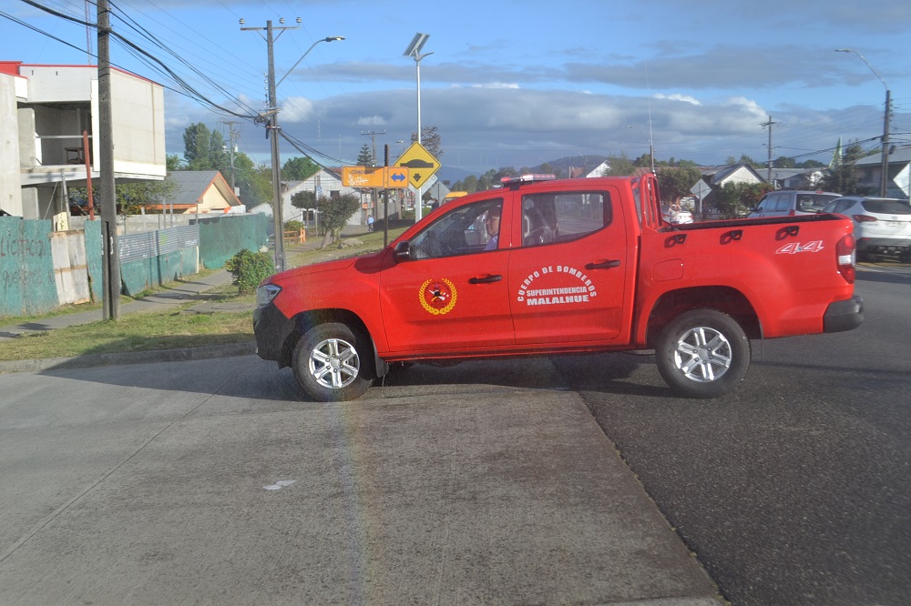 Bomberos de Malalhue recibió nueva camioneta, la que se suma en las labores de emergencia