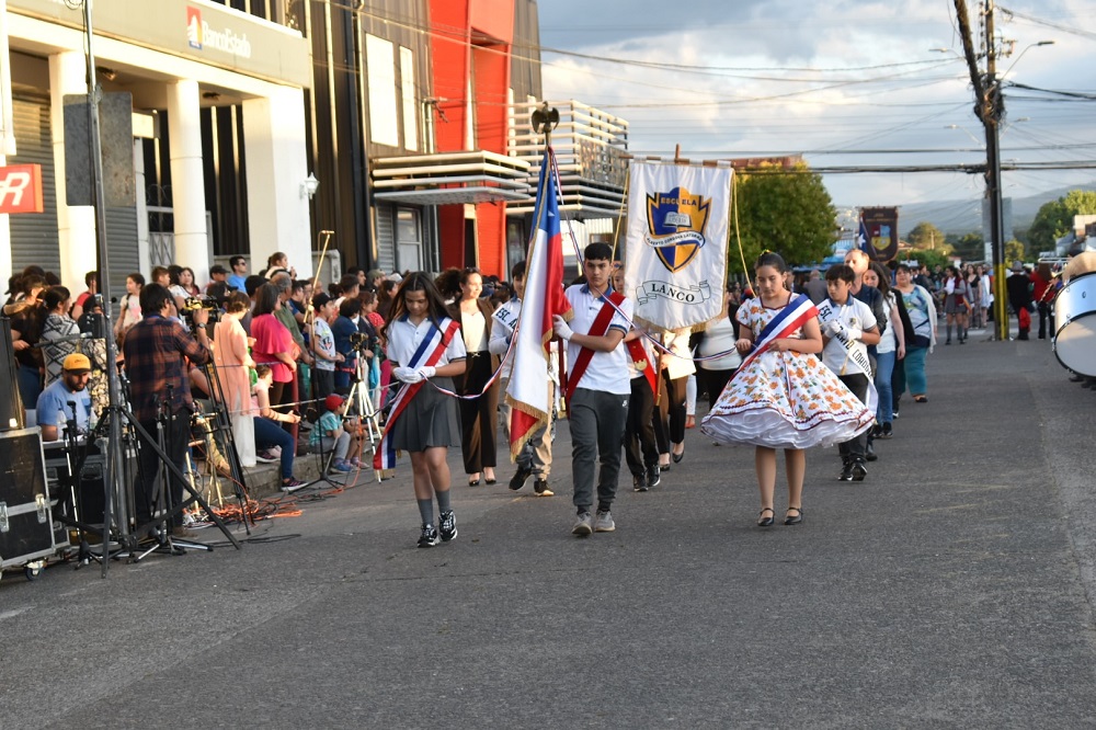 Colegios municipales de Lanco lucieron en el desfile de celebración de los 106 años de la comuna