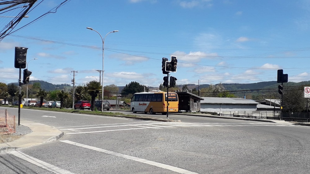 Lanco avanza en seguridad vial con primera intersección semaforizada
