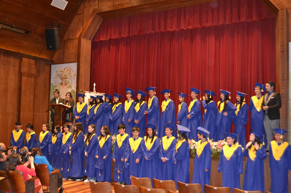 Emotiva Licenciatura de 32 estudiantes de 8vo año en la escuela Alberto Córdova