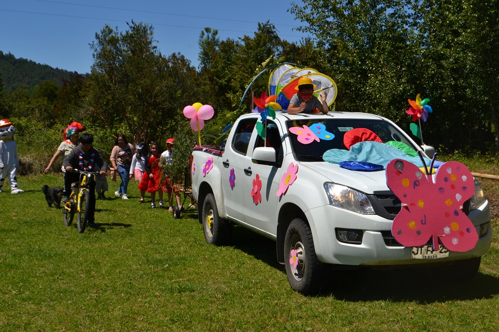 Con carros alegóricos, escuela Rural de Puquiñe Bajo celebra sus 54° Aniversario