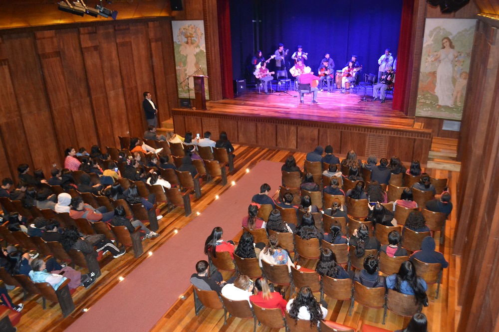 Colegios municipales de Lanco mostraron parte de sus talleres JEC en el Teatro Galia